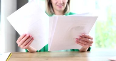 Ekonomik analitik iş raporları üzerinde çalışan bir iş kadını. Pazarlama istatistikleri ve satış değerlendirmesi kavramı