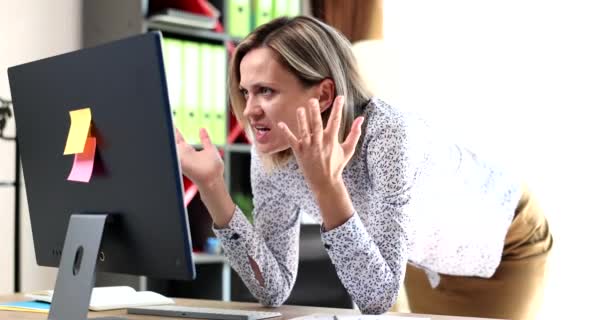 Geschokte Vrouw Aan Tafel Kijken Naar Laptop Scherm Ronding Ogen — Stockvideo