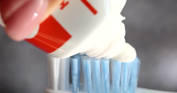 Kobieca Ręka Nakłada Białą Pastę Zębów Szczoteczkę Koncepcja Opieki Ustnej — Wideo stockowe