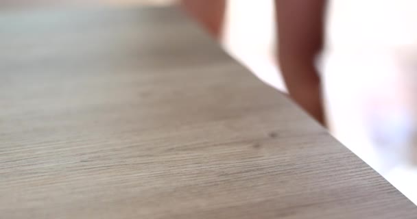 女性の手はテーブルの上に家やアパートのキーをスローします テーブルの上のホームキー — ストック動画