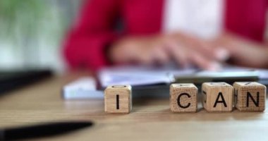 Ofisteki tahta küplere yazı yazabilirim, yakın plan, yüzeysel odak. Kadın işleri, motivasyon, hedefler