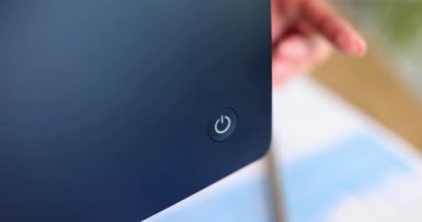 Kadın parmaklar ekrandaki kapatma düğmesine basar, yakın plan, yüzeysel odaklanma. Akıllı TV, ev bilgisayarı ekipmanları