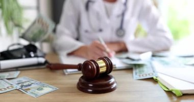 Açık arttırma için bir çekiç ve bir doktor ofisinde dolar, sığ odak, yakın çekim. Tıbbi ihale, uyuşturucu alımı