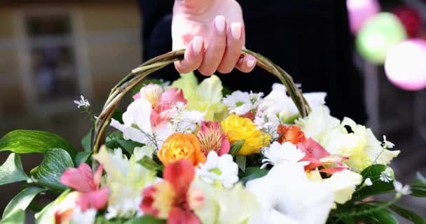 Kobieca Ręka Jasnymi Świeżymi Kwiatami Koszyku Zbliżenie Kwiaciarnia Kwiaciarnia Romantyczne — Wideo stockowe
