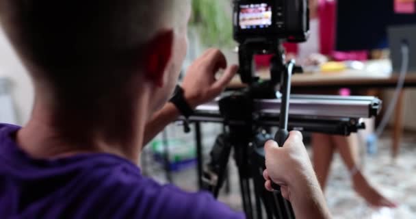 Operator Filmujący Kobietę Biurze Zbliżenie Płytkie Skupienie Studio Sprzęt Wideo — Wideo stockowe