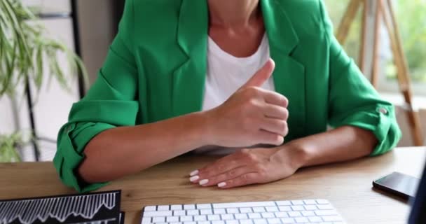 Frau Büro Tisch Sitzend Daumen Hoch Großaufnahme Büropersonal Erfolgreiches Geschäft — Stockvideo