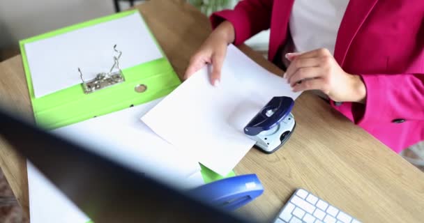 Kobieta Biurze Robi Dziury Papierze Uderzając Bliska Praca Dokumentacją Papierową — Wideo stockowe
