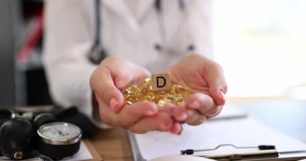 Vitamini Kapsülleri Bir Doktorun Elinde Yakın Plan Yüzeysel Odaklanma Güç — Stok video