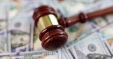 Müzayedecinin çekici dolar, yüzeysel odak, yakın çekim. Yolsuzluk yargı sistemi, kavram ihalesi