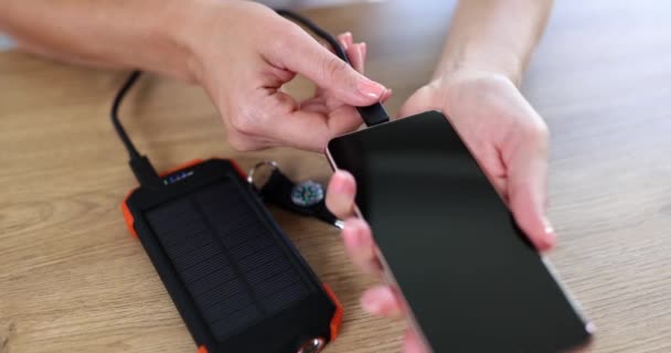 Mãos Das Mulheres Carregam Smartphone Powerbank Close Carregador Para Telefone — Vídeo de Stock