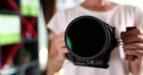 Groot Glanzend Glas Van Cameralens Handen Van Een Vrouw Een — Stockvideo