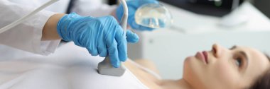 Doktorlar göğüs röntgeni, ultrason göğüs röntgeni, yakın plan. Göğüs büyütme hazırlığı, bir mamolog tarafından muayene