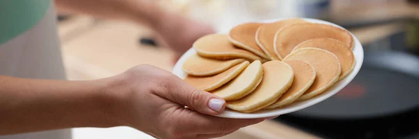 Primer Plano Una Mano Mujer Con Plato Panqueques Cocina Casa —  Fotos de Stock