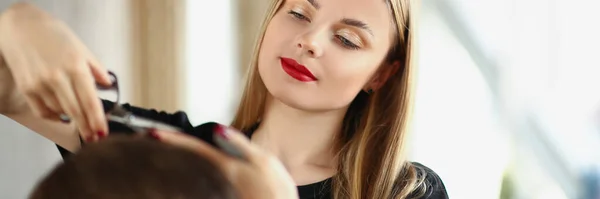 Uma Menina Bonita Corta Cabelo Homem Com Tesoura Close Serviços — Fotografia de Stock