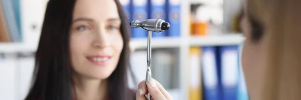 Una Donna Sta Guardando Martello Neurologo Suo Viso Primo Piano — Foto Stock