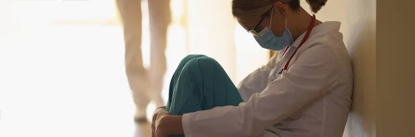 Podlaze Sedí Doktorka Skloněnou Hlavou Zblízka Pandemická Únava Pálení Zdravotnického — Stock fotografie