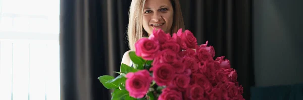 Surprised Young Woman Bunch Roses Couch Close Romantic Gift Wedding — Stock Photo, Image