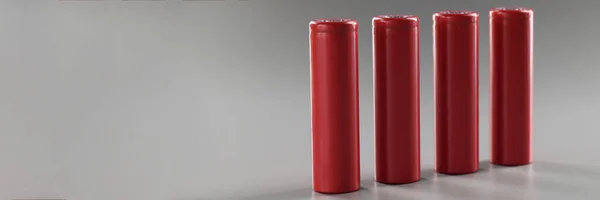 Rote Batterien Stehen Einer Reihe Auf Grauem Hintergrund Großaufnahme Wiederaufladbare — Stockfoto