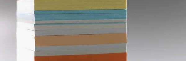 Mehrfarbiger Papierstapel Für Notizen Auf Grauem Hintergrund Nahaufnahme Verschiedene Farbe — Stockfoto