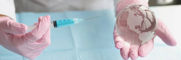 手戴手套 将注射器指向透明的玻璃球 加强疫苗接种 全球卫生 大流行病 — 图库照片