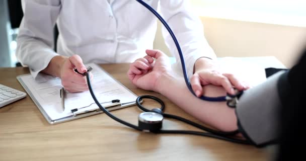 Ärztin Händigt Männlichen Patienten Blutdruckmessung Aus Kardiologe Therapeut Überwacht Herzfrequenztonometer — Stockvideo