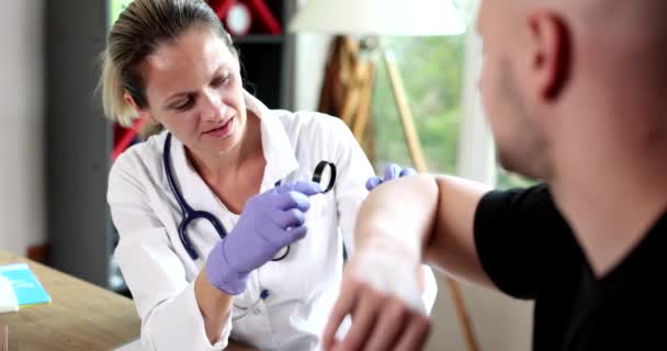 Dermatologis Menggunakan Kaca Pembesar Profesional Memeriksa Kulit Pasien Memeriksa Tahi — Stok Video