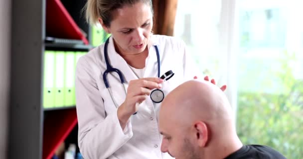 Orang Dengan Alopecia Kepala Sedang Diperiksa Trichologist Dokter Tangan Memegang — Stok Video