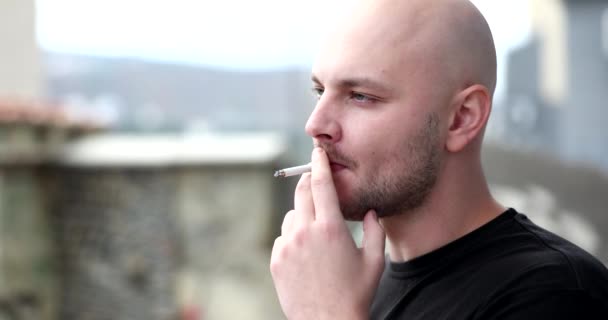 Giovane Bell Uomo Che Fuma Sigarette Strada Danno Del Fumo — Video Stock