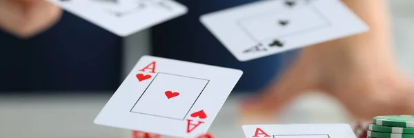 Mesa Hay Ases Cartas Dados Fichas Casino Primer Plano Borroso — Foto de Stock