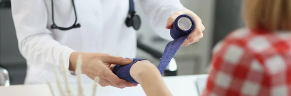 Dokter Verbandt Vrouwenpols Met Een Elastische Band Close Wazig Vlek — Stockfoto