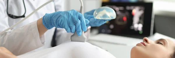 医者は女性の胸超音波を作る クローズアップ マンモグラフィー 乳がん治療の準備 — ストック写真