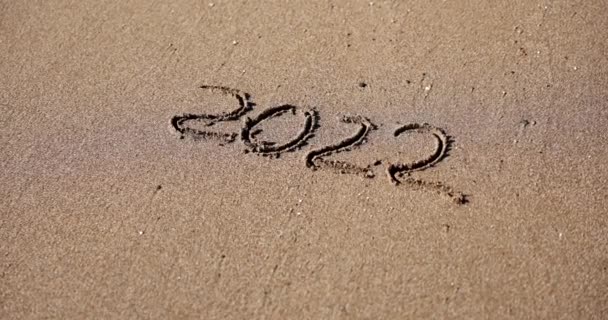 Yeni Yıl 2022 Konsepti Kum Sahil Çizgisi Kavramı Üzerine Yazılmış — Stok video