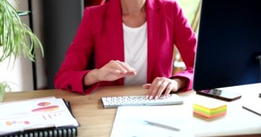 İş kadınının eli bilgisayar dalgaları monitöründe. Ortaklar konsept video konferansı ile çevrimiçi iş iletişimi