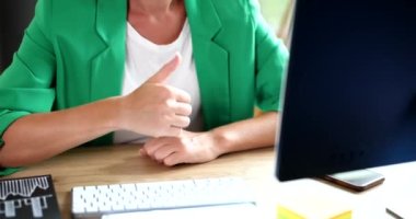 Kadın tüccar ya da patron el hareketi yapıyor. Hisse senedi ticareti ve başarılı uzaktan danışmanlık