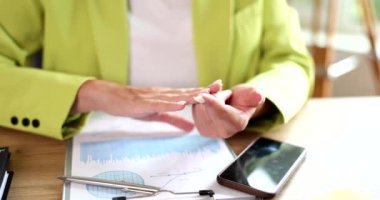 Ofiste çalışan bir iş kadını, parasal kazancı parmaklarıyla sayar. Kadın parmakları ve iş konseptini sayıyor