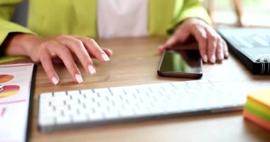 Yetişkin kadın patron ya da sekreter telefonun yanındaki masaya parmak basıyor. İş ortağından mesaj bekleniyor.