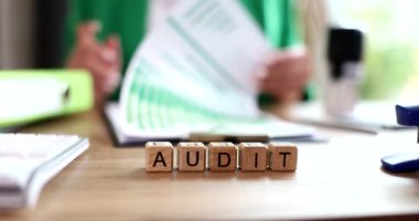 İş kadını mali raporları denetliyor. İç denetim kavramı vergi denetimi ve ROI analizi