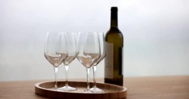 Masada kristal gibi boş bardaklar ve bir şişe şarap. Elit şarabın tadına bakmak.
