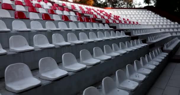 Puste Miejsca Nowoczesnym Stadionie Białe Czerwone Krzesła Trybuny Stadionie Sportowym — Wideo stockowe