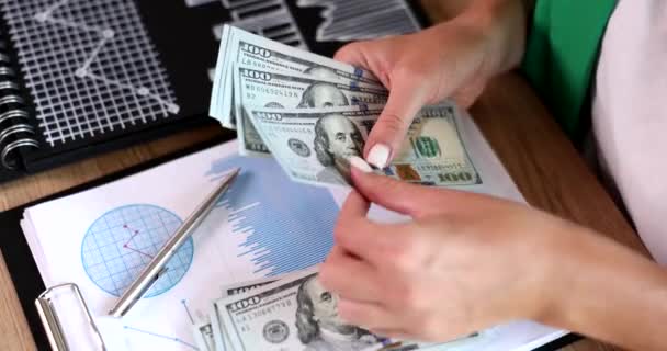 Closeup Van Honderd Dollar Biljetten Tellen Zakenvrouw Het Werk Bankbiljettenomkoping — Stockvideo