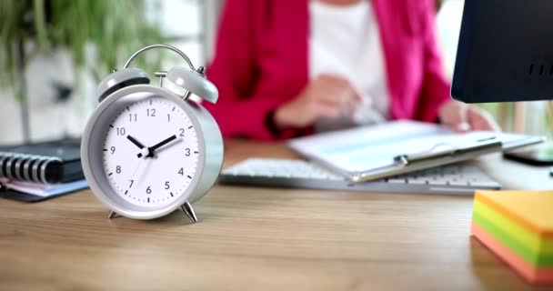 Sluiting Van Wekker Tafel Tijdbeheer Deadline Werkplaats Baas Vrouw Het — Stockvideo