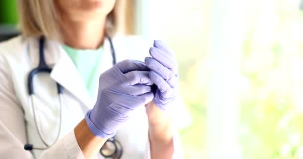 Läkaren Tar Handskarna Efter Operation Närbild Kvinnlig Läkare Kardiolog Terapeut — Stockvideo