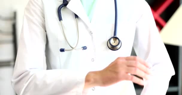 Доктор Позирует Скрещенными Руками Халате Стетоскопе Концепция Медицинских Работников Медицинской — стоковое видео