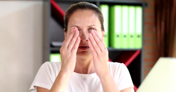 Portrét Mladé Ženy Strachu Zakrývající Tvář Rukama Emoce Strachu Stud — Stock video