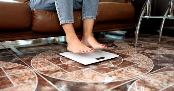 Žena Bosá Závažím Podlaze Kontrola Hmotnosti Žena Obezita — Stock video
