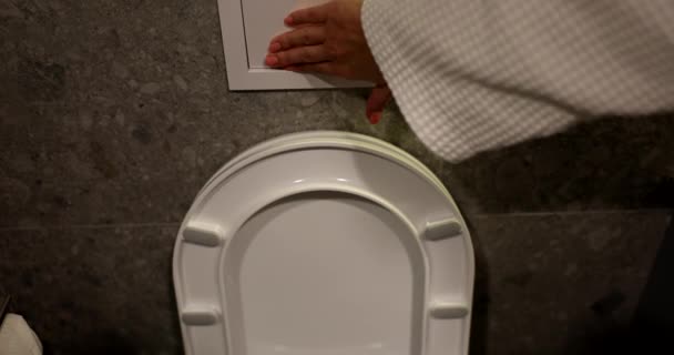 Weibliche Hand Drückt Taste Auf Toilettenspülung Wasserspülung Mit Doppeltem Mechanismus — Stockvideo