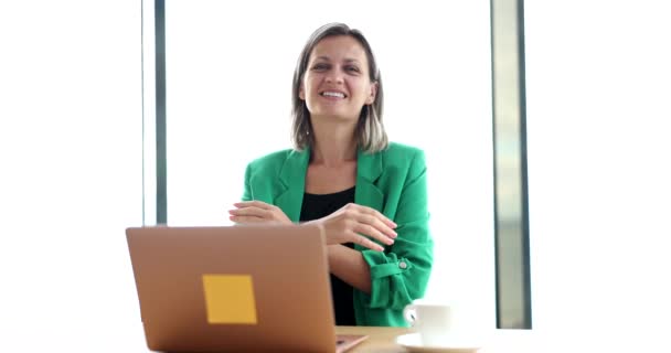 Portrét Usměvavé Podnikatelky Sedící Moderní Kanceláři Zkříženýma Rukama Podnikatelka Sebevědomé — Stock video