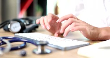 Stetoskobu olan kadın doktor ev ofisinden yakın çekimde çalışıyor. Teletıp tıbbi konsültasyonları tele sağlık ve 911 uzaktan sağlık konsepti
