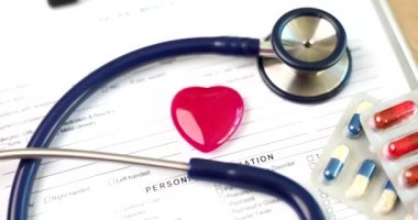 Klinikte kalp muayenesi ve tablet steteskop ile Medine 'deki hasta tablosu. Kardiyovasküler hastalıkların tedavisi kavramı