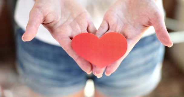 Frauenhände Mit Rotem Herz Aus Papier Valentinstag Oder Freiwillige Hilfe — Stockvideo